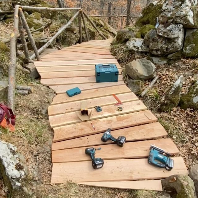 Just work, or a work of art?!! One of 4 new raised walkways and bridges being completed for the new #paydirtpark for our #paydirt project with #santacruzbicycles #makingbridgesnotwar #bridge #northshore #passarella #mtb #parcoorecchiella #comunesanromanoingarfagnana #garfagnana #toscana #bikepark #mtbenduro #emtb #emtblife #mtblife #mtblove #mtblifestyle #emtbenduro #trailbuilder #trailbuilding thanks to @triadharris @ddiyrichrnot @crgwtts and @binima76 for the help